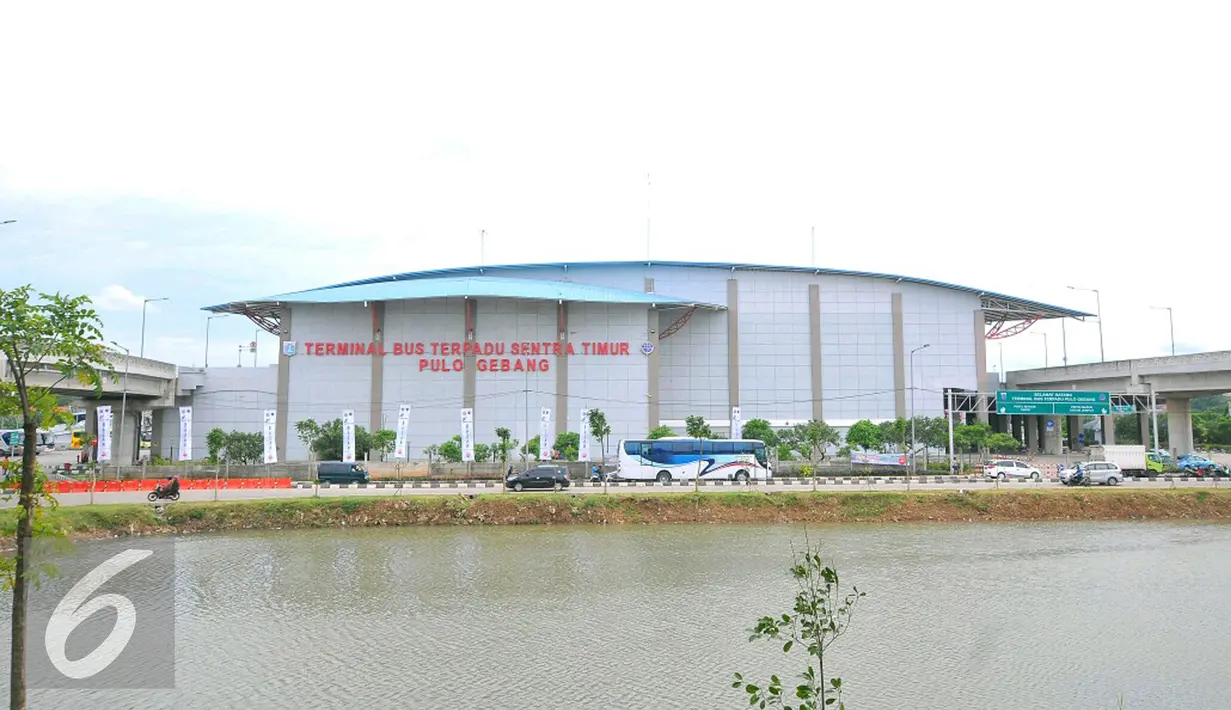 Penampakan dari luar terminal terpadu Pulo Gebang, Jakarta, Selasa (27/12). Terminal ini disebut-sebut sebagai yang terbesar se-Asia Tenggara, dan akan dijadikan basis utama bus-bus Antar Kota Antar Provinsi (AKAP). (Liputan6.com/Angga Yuniar)