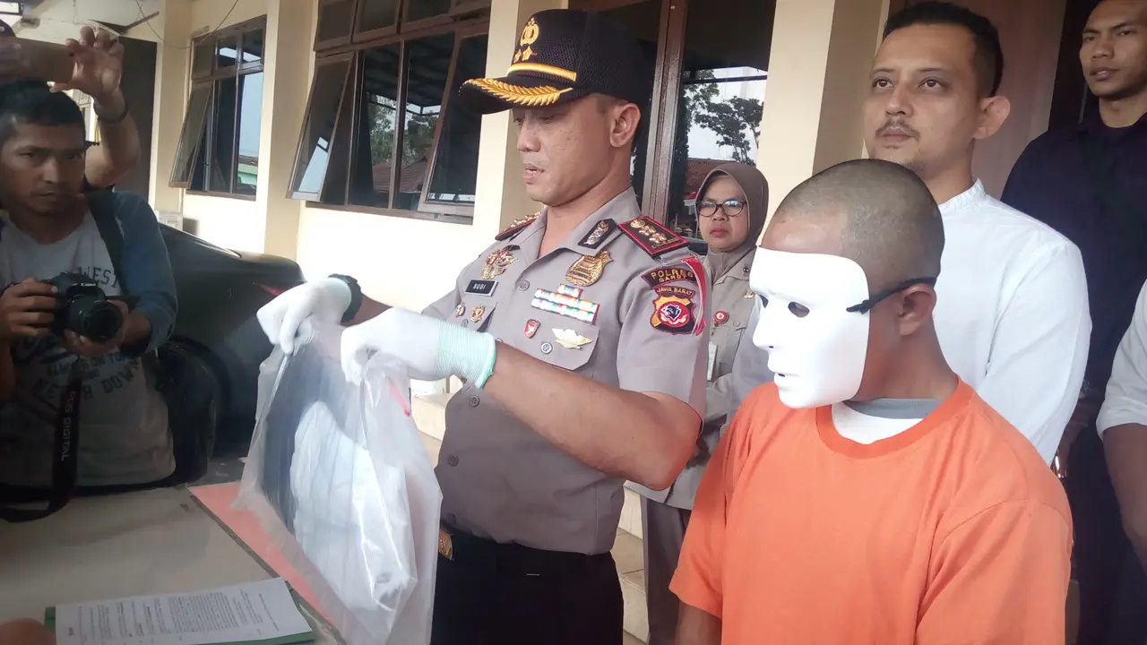 Kapolres Garut AKBP Budi Satria Wiguna menunjukan pelaku pencabulan terhadap anak kandungnya di Garut