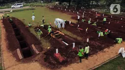 Foto udara area khusus pemakaman jenazah dengan protokol COVID-19 di TPU Bambu Apus, Jakarta, Jumat (22/1/2021). Lahan pemakaman khusus dengan luas 3.000 meter persegi di TPU Bambu Apus ini diperkirakan mampu menampung 700 jenazah dengan protokol COVID-19. (Liputan6.com/Helmi Fithriansyah)