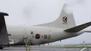  Penampakan bagian belakang pesawat Korea selatan yang ikut membantu pencarian AirAsia QZ8501, Lanud Halim Perdanakusuma, Jakarta, Minggu (4/1/2015). (Liputan6.com/Andrian M Tunay)