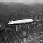 Airship atau kapal udara Hindenburg buatan Jerman terbang di atas Manhattan pada 6 Mei 1937. (AP)
