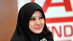 Peggy Melati Sukma dalam konferensi pers yang diselenggarakan salah satu lembaga kemanusiaan di Masjid Istiqlal, Selasa (12/8/14). (Liputan6.com/Panji Diksana)