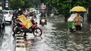 Pengendara motor terpaksa memutar arah dan melintas di pembatas jalan akibat banjir di kawasan Kemang, Jakarta, Selasa (4/10). Hujan deras yang mengguyur Jakarta kembali menyebabkan kawasan Kemang tergenang air setinggi 40 cm (Liputan6.com/Gempur M Surya)