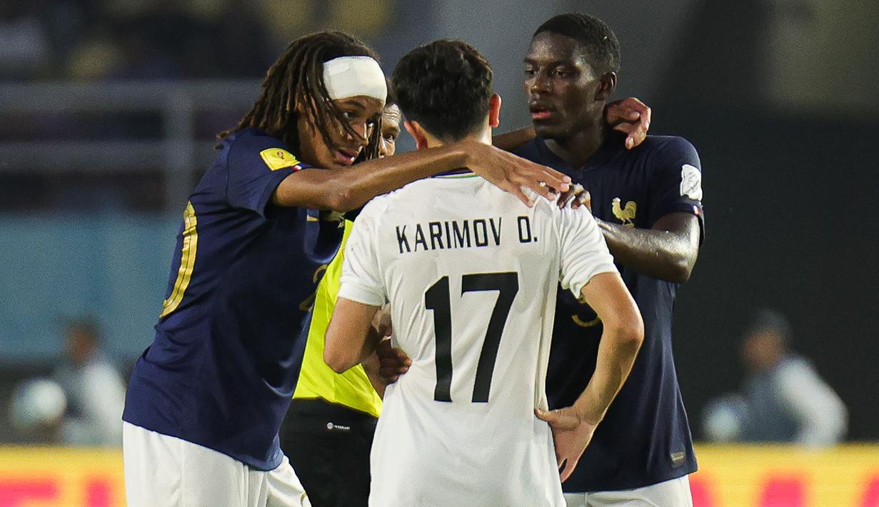 Dua pemain Timnas Prancis U-17, Mathis Amougou (kiri) dan Nhoa Sangui berusaha menghibur pemain Timnas Uzbekistan U-17, Ollabergan Karimov setelah berakhirnya laga perempat final Piala Dunia U-17 2023 di Stadion Manahan, Solo, Sabtu (25/11/2023). (Doc. LOC WCU17/NFL)