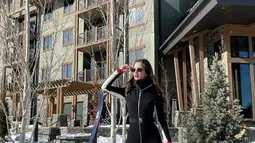 Meski dalam keadaan dingin, Nia Ramadhani tetap bergaya stylish. Ya, Nia sangat stylish dengan mengenakan outfit hitam berkacamata dan menenteng alat sky. Gaya kerennya ini mencuri perhatian publik. (Liputan6.com/IG/@ramadhaniabakrie)