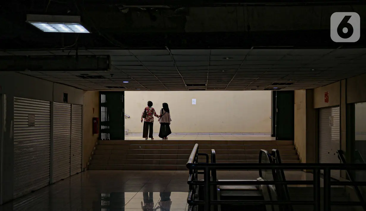 Warga berjalan di Mal Blok M, Jakarta, Jumat (17/12/2021). Mal Blok M yang merupakan salah satu pusat perbelanjaan yang jaya pada era 90-an kini sepi dari pengunjung dan pedagang karena terdampak pandemi Covid-19 dan kalah saing dengan pusat perbelanjaan modern lainnya. (Liputan6.com/Faizal Fanani)