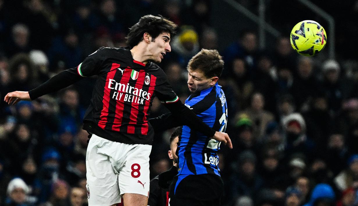 Gelandang AC Milan, Sandro Tonali (kiri) berduel udara dengan gelandang Inter Milan, Nicolo Barella pada laga Liga Italia 2022/2023 di San Siro Stadium, Milan (5/2/2023). Alessandro Bastoni yang baru berusia 22 tahun kini mempunyai nilai pasar sebesar 50 juta euro atau setara Rp807 miliar. (AFP/Miguel Medina)