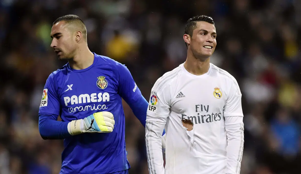 Cristiano Ronaldo dengan kaus yang robek terlihat kecewa setelah gagal mencetak gol pada lanjutan La Liga Spanyol di Stadion Santiago Bernabeu, Madrid, Rabu (20/4/2016) atau Kamis dini hari WIB. Real Madrid menang 3-0 atas Villarreal. (AFP/Javier Soriano)