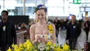 Model berpose dengan gaun yang dihiasi dengan bunga saat pameran bunga Keukenhof di Central Station di Utrecht, Belanda, (29/3). Pameran ini menghadirkan sekitar 20.000 bunga musim semi. (AP Photo / Peter Dejong)