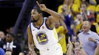 Pebasket Golden State Warriors, Kevin Durant, melakukan selebrasi saat melawan Cleveland Cavaliers pada Gim 1 Final NBA di Oracle Arena, Jumat (1/6/2018). Kevin Durant terpilih sebagai pemain terbaik Final NBA 2018. (AP/Marcio Jose Sanchez)
