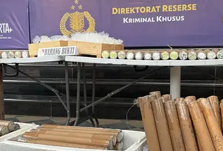 Polda Metro Jaya membongkar penyelundupan 1 ton merkuri ke Filipina yang disamarkan di dalam gulungan karpet (Istimewa)