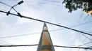 Bambu penyangga kabel terlihat di Jalan Wahid Hasyim, Jakarta, Selasa (6/11). Dua buah bambu penyangga kabel menjuntai yang sudah ada sejak beberapa hari lalu tersebut berada di tengah jalan. (Merdeka.com/Iqbal S. Nugroho)