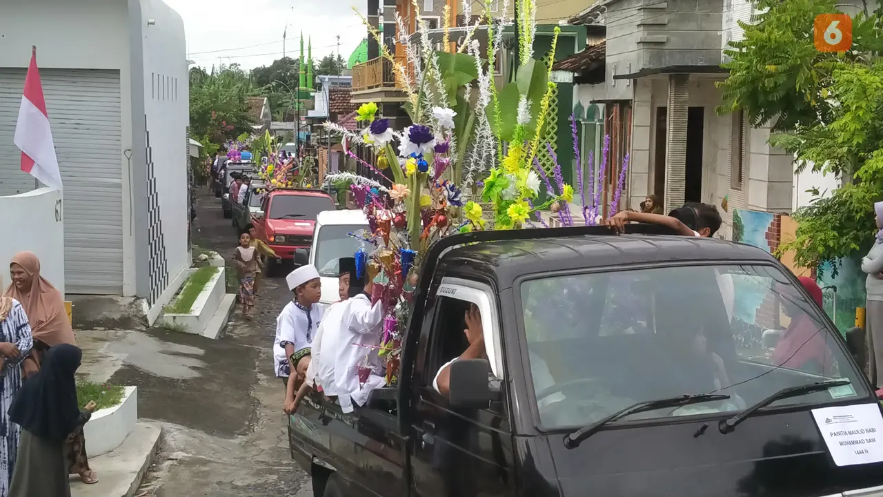Pawai Endog-endogan tradisi masyarakat Boyoangu, Banyuwangi Memperingati Hari Kelahiran Nabi Muhammad SAW. (Hermawan Arifianto/Liputan6.com).