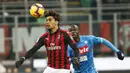 Pemain anyar AC Milan, Lucas Paqueta mencoba melewati Koulibaly pada laga perempat final Coppa Italia yang berlangsung di stadion San Siro, Milan, Rabu (30/1). AC Milan menang 2-0 atas Napoli (AP Photo/Antonio Calanni)