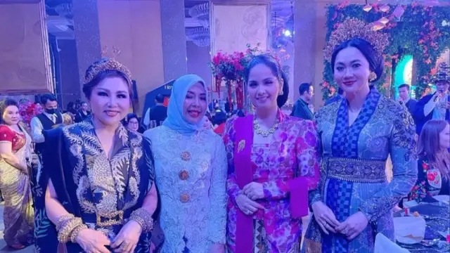 Annisa Pohan Ketika Mengenakan Kebaya Kutu Baru Motif Bunga-Bunga. [@annisayudhoyono]
