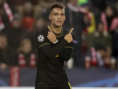 Penyerang Inter Milan, Lautaro Martinez berselebrasi usai mencetak gol pembuka ke gawang Slavia Praha pada pertandingan Grup F Liga Champions di stadion Sinobo di Praha, Republik Ceko (27/11/2019). Inter Milan menang 3-1 atas Slavia Praha. (AP Photo/Petr David Josek)