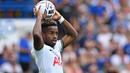 Gelandang Tottenham Hotspur, Ryan Sessegnon bersiap melakukan lemparan ke dalam saat menghadapi Chelsea pada laga Liga Inggris 2022/2023 di Stamford Bridge, London (14/8/2022). Ryan Sessegnon ditebus Tottenham Hotspur pada awal musim 2019/2020 dari Fulham dengan nilai transfer 27 juta euro atau kini setara Rp449 miliar. Dikontrak selama 6 tahun hingga 30 Juni 2025, ia sempat dipinjamkan ke Hoffenheim selama semusim pada 2020/2021. (AFP/Glyn Kirk)