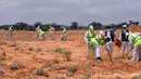 Tim pakar bekerja di lokasi kuburan massal di Kota Tarhuna, Libya, Selasa (23/6/2020). Direktur Departemen Pencarian Jasad Lutfi Al-Misurati mengatakan 10 jasad tak dikenal ditemukan di kuburan massal Kota Tarhuna. (Xinhua/Hamza Turkia)