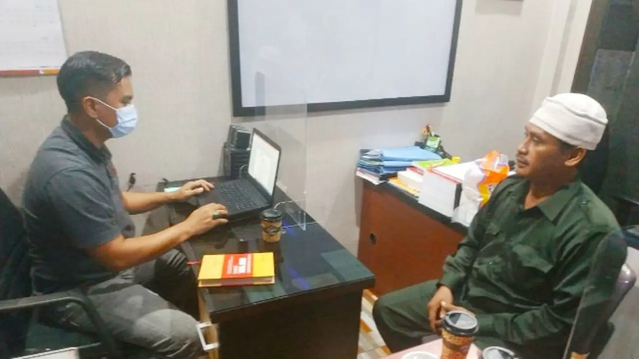 Ketua FPI Pekanbaru diperiksa penyidik Polresta Pekanbaru terkait pembubaran aksi damai penolakan kedatangan Rizieq Shihab.
