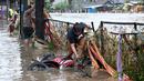 Tingginya intensitas hujan memicu sejumlah aliran sungai di Pulau Bali meluap, salah satunya aliran Tukad (Sungai) Badung di dekat Pasar Badung, Denpasar. (SONNY TUMBELAKA/AFP)