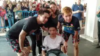 Kevin / Marcus saat jupa fans disabilitas di Indonesia Open 2019 (Liputan6.com/Cakra Nuralam)