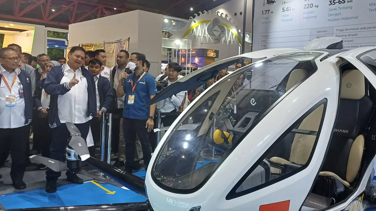 Menteri Koordinator Bidang Perekonomian Airlangga Hartarto membuka puncak kegiatan Konstruksi Indonesia 2023 di Jiexpo Kemayoran, Jakarta, Rabu (1/11/2023).