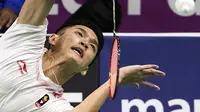 Pebulutangkis Indonesia, Jonatan Christie, saat melawan wakil China Taipei, Chou Tien Chen, pada final tunggal putra bulutangkis di Istora Senayan, Selasa (28/8/2018). (Bola.com/Peksi Cahyo)