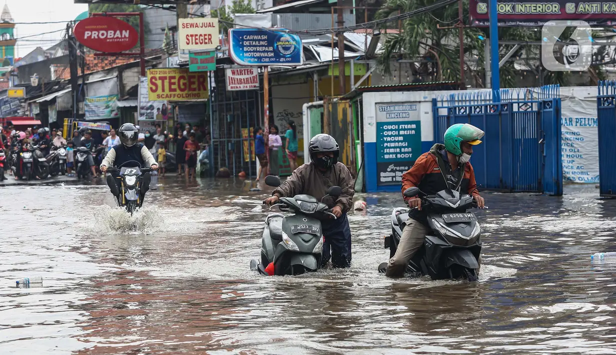 <p>Banjir juga disebabkan tingginya curah hujan sejak beberapa hari yang lalu di kawasan tersebut. (Liputan6.com/Angga Yuniar)</p>