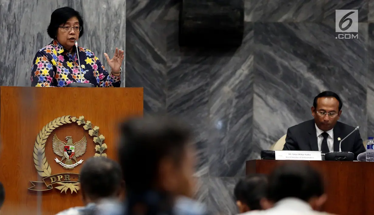 Menteri Lingkungan Hidup dan Kehutanan, Siti Nurbaya memberikan sambutan dalam pertemuan membahas udara bersih, di Gedung DPR, Jakarta, Kamis (5/10). (Liputan6.com/JohanTallo)