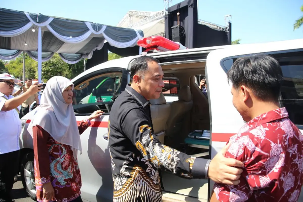 Wali Kota Surabaya Eri Cahyadi meresmikan layanan 1 kelurahan 1 ambulans. (Istimewa)