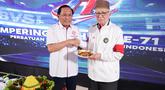 Ketua Umum Persatuan Bola Voli Seluruh Indonesia (PBVSI), Imam Sudjarwo (kiri) memberikan potongan tumpeng pertama kepada Purnama S. Yamil pada perayaan hari ulang tahun ke-71 yang dilaksanakan di Gedung Serbaguna Padepokan Voli Sentul, Kamis (26/2/2026) sore WIB. (Bola.com/Abdul Aziz)