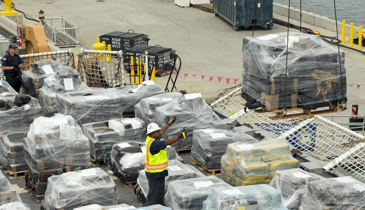 Anggota US Coast Guard saat menyaksikan pembongkaran 33 ton kokain senilai sekitar Rp 13 triliun lebih, di California, Senin (10/8/2015). Kokain tersebut disita dari kapal semi-sumbersible di timur Samudera Pasifik pada Kamis (6/8). (REUTERS/Mike Blake)