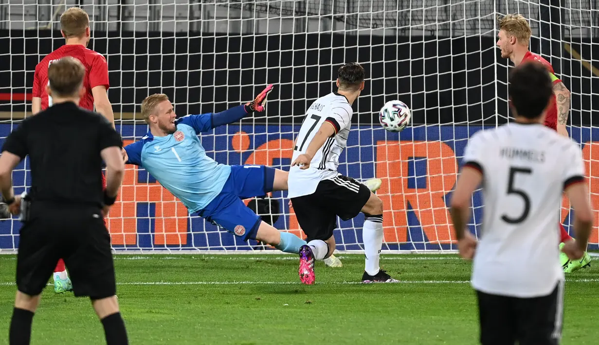 Setelah turun minum, tepatnya dua menit setelah kick-off babak ke dua, Jerman berhasil menyematkan bola ke gawang Denmark. Aktor pencetak gol kali ini adalah Florian Neuhaus. (Foto: AFP/Pool/Frederico Gambarini)