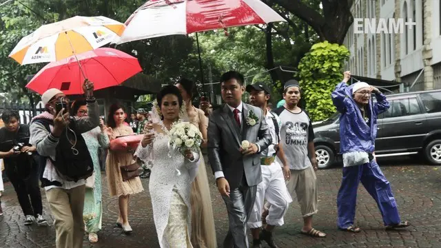 Sepasang pengantin yang akan menikah di gereja Katedral ditolong dan diberi jalan oleh massa Aksi 112 menembus kerumunan massa