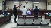 Ajudan Bupati Nganjuk nonaktif Novi Rahman Hidayat, M Izza Muhtadin bersaksi di Pengadilan. (Dian Kurniawan/Liputan6.com)