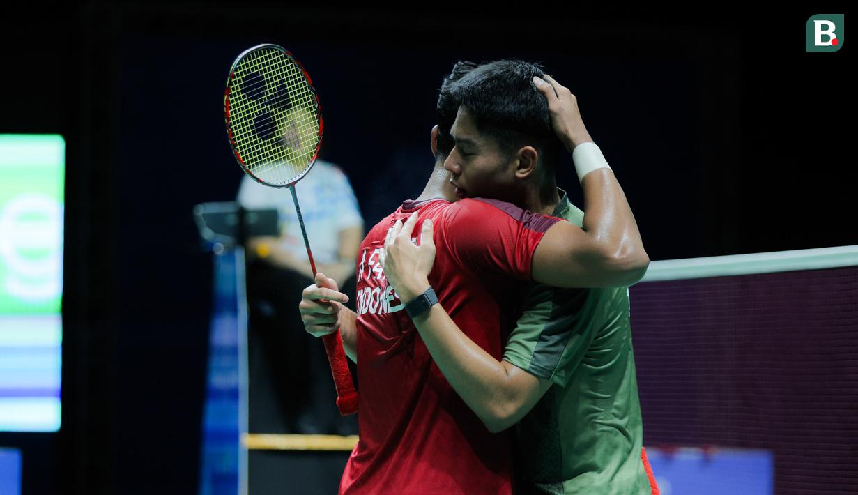 Tunggal putra Indonesia, Alwi Farhan, memeluk Moh. Zaki Ubaidillah setelah laga final nomor tunggal putra SEA Games 2025 di Thammasat University Rangsit Campus, Pathum Thani hari Minggu (14/12/2025). (Bola.com/Bagaskara Lazuardi)