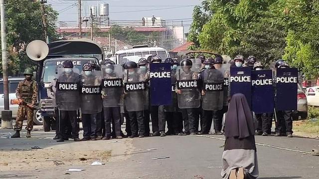 Suster Myanmar, Ann Nu Thawng, menangis dan bersujud demi lindungi pendemo dari polisi.