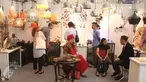 Pengunjung tengah melihat prodak yang di pamerkan di Inacraft 2017 di JCC, Senayan, Jakarta, Rabu (26/4). Pameran yang gelar dari 26-30 april tersebut menapilkan ribuan prodak UMKM dari tanah air. (Liputan6.com/Angga Yuniar)