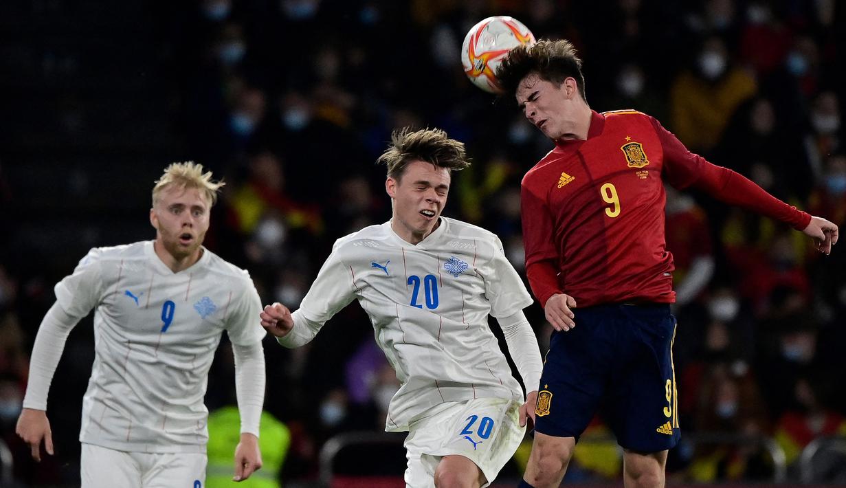 Gavi. Gelandang muda Timnas Spanyol berusia 17 tahun yang memiliki nama lengkap Pablo Martin Paez Gavira ini kini memperkuat Barcelona dan memiliki nilai pasar senilai 60 juta euro. Pemilik 6 caps ini total tampil dalam 2 laga di fase kualifikasi. (AFP/Javier Soriano)