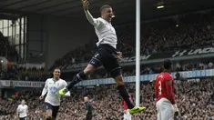 Pemain Tottenham Hotspur Kyle Walker merayakan gol yang dicetaknya melalui tendangan bebaas ke gawang Manchester United yang dikawal oleh David De Gea di White Hart Lane, Ahad (1/12/2013) malam WIB.(AFP/Ian Kington)