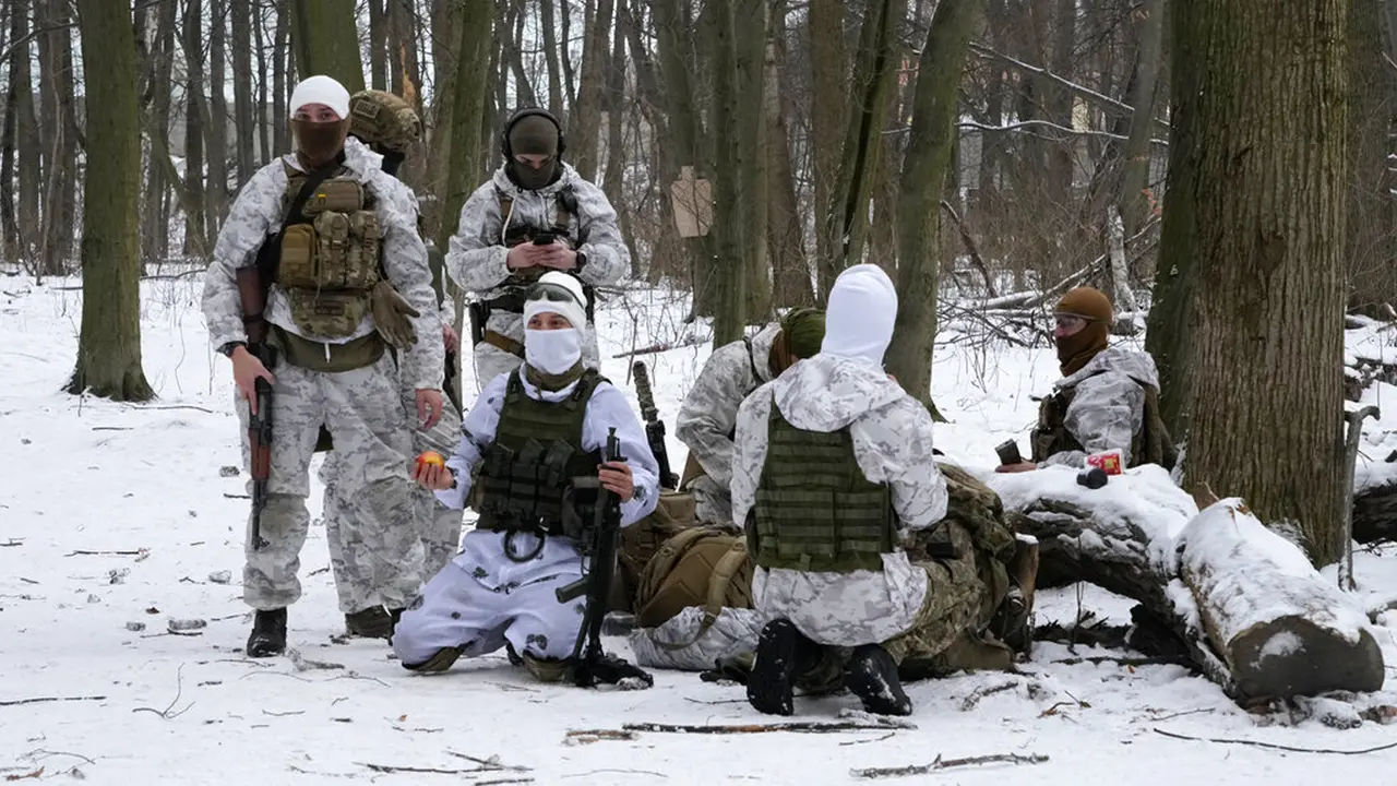 FOTO: Ancaman Invasi Rusia, Warga Ukraina Bergabung dengan Tentara Cadangan