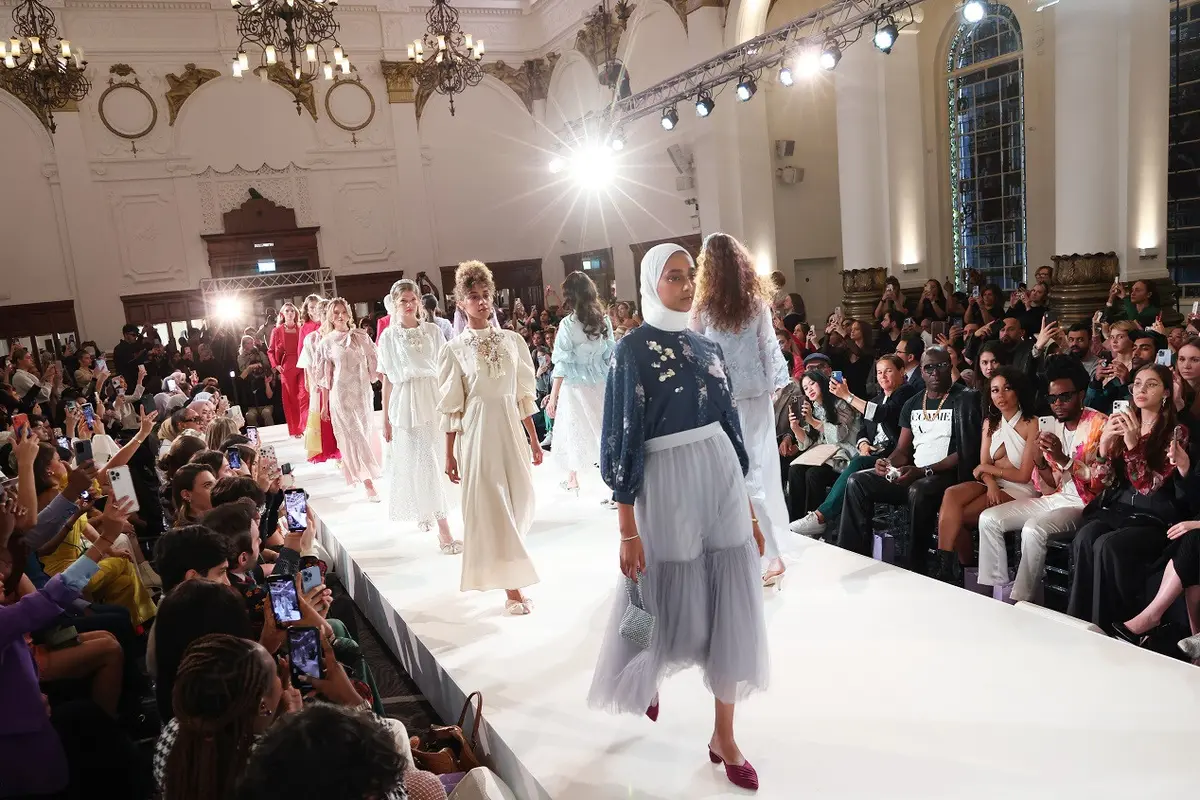 Brand Modest Indonesia Pertama di London Fashion Week, Wearing Klamby Sukses Pamerkan Koleksi Busananya