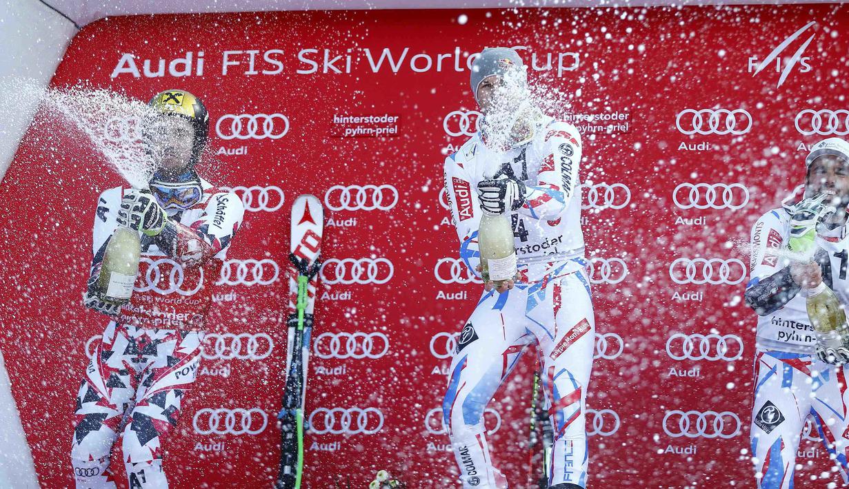Para pemenang  kejuaraan Alpine Skiing World Cup  merayakan kemenangan dengan menyemburkan Champagne diatas podium di Hinterstoder, Austra, Jumat (26/2/2016). (REUTERS/Dominic Ebenbichler)