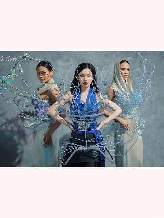 Selanjutnya ada pemenang Indonesia’s Next Top Model Cycle 2 Sarah Tumiwa dengan gaun dramatisnya, dan pemenang Indonesia’s Next Top Model Cycle 3 Iko Bustomi dengan hooded gown yang jadi tren di sepanjang tahun 2023. [instagram/wardhana_chandra]