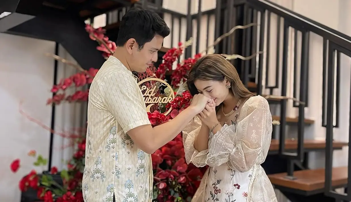 Tidak hanya satu hari merayakan Lebaran, keluarga Glenca Chysara juga kembali berkumpul di hari kedua. Kali ini, penampilan wanita 28 tahun itu juga berbeda. Ia mengenakan gaun putih dengan brokat krem bernuansa bunga. Pasangan yang menikah pada 20 November 2022 ini tampil manis dengan pose cium tangan. (Liputan6.com/IG/@glencachysaraofficial)