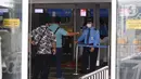 Petugas mengecek penumpang di area Terminal 1 Bandara Soekarno-Hatta, Tangerang, Banten, Jumat (1/4). Per 1 April 2022, PT Angkasa Pura II (Persero) mengaktifkan kembali Terminal 1 Bandara Soekarno Hatta untuk melayani keberangkatan dan kedatangan penumpang pesawat rute domestik. (Liputan6.com/Angga