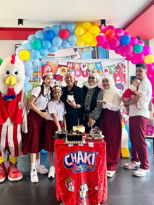 Merayakan pergantian usia ayahnya, Ayu Ting Ting bersama keluarganya menyusun rencana. Dari  mulai dibuat kesal hingga akhirnya pria yang biasa disapa Ayah Ojak itu menangis. Kejutan ultah pun berjalan lancar dan berhasil. [Instagram/ayutingting92]