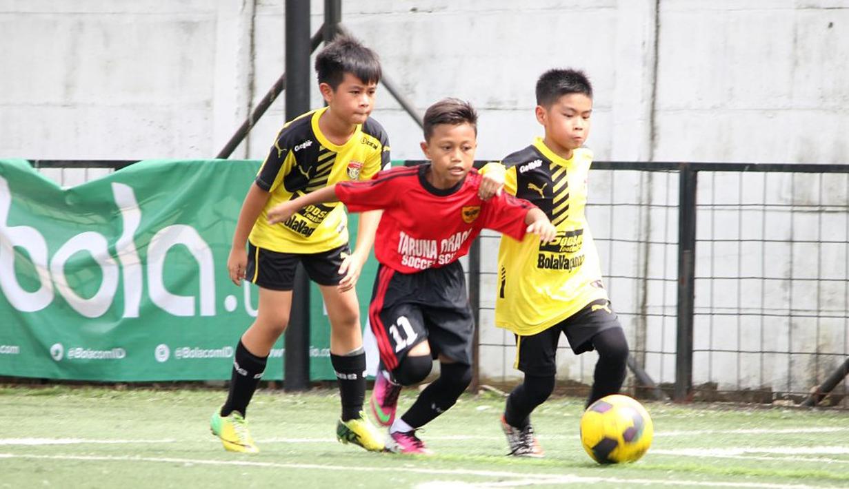 Para pemain U-11 berebut bola dan berusaha mencetak gol dalam Liga Bola Indonesia di Sabnani Park, Tangerang Selatan, Minggu (16/10/2016). (Liga Bola Indonesia)