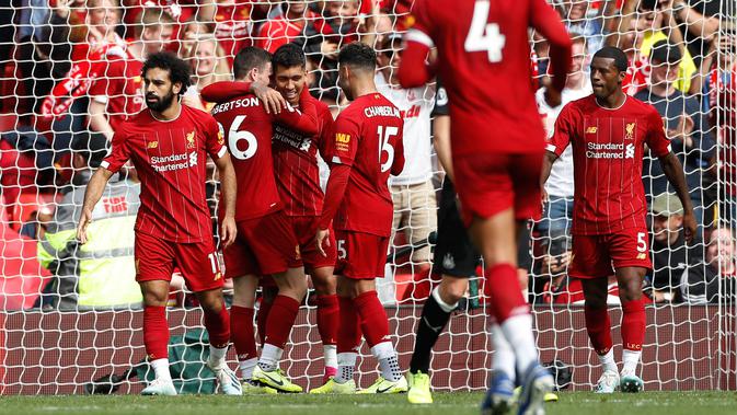 Penyerang Liverpool Mohamed Salah (kiri) bersama rekan-rekannya merayakan gol mereka ke gawang Newcastle United pada laga Liga Inggris di Anfield, Liverpool, Inggris, Sabtu (14/9/2019). Mohamed Salah dan Sadio Mane membawa Liverpool menghajar Newcastle 3-1. (AP Photo/Rui Vieira)