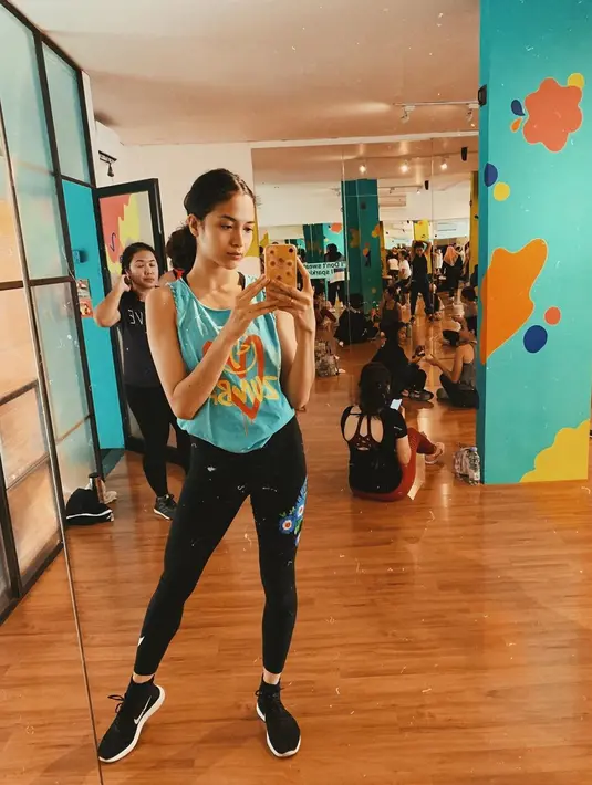 Tak hanya untuk menjaga berat badan, olahraga yang diciptakan oleh seorang koreografer asal Kolombia tersebut juga membuat mood Putri Marino jadi lebih bagus dan terjaga kesehatan secara fisik dan mental. Selain itu, ia juga menyukai setiap outfit zumba yang dikenakannya. (Liputan6.com/IG/@putrimarino)